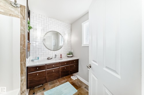 10811 43 Avenue, Edmonton, AB - Indoor Photo Showing Bathroom
