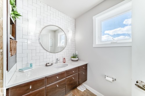 10811 43 Avenue, Edmonton, AB - Indoor Photo Showing Bathroom