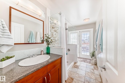 10811 43 Avenue, Edmonton, AB - Indoor Photo Showing Bathroom