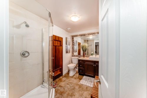 10811 43 Avenue, Edmonton, AB - Indoor Photo Showing Bathroom