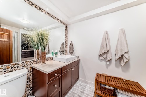 10811 43 Avenue, Edmonton, AB - Indoor Photo Showing Bathroom