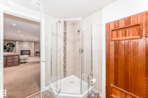 10811 43 Avenue, Edmonton, AB - Indoor Photo Showing Bathroom