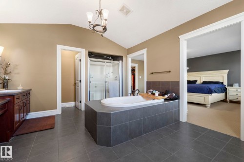 2011 126 Street, Edmonton, AB - Indoor Photo Showing Bathroom