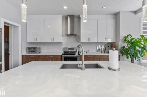 18096 89 Street, Edmonton, AB - Indoor Photo Showing Kitchen With Upgraded Kitchen
