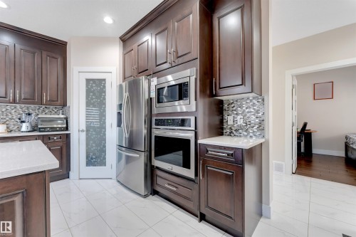 1943 Adamson Terrace, Edmonton, AB - Indoor Photo Showing Kitchen With Upgraded Kitchen