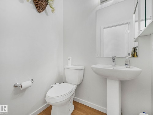 4324 Hawthorn Landing, Edmonton, AB - Indoor Photo Showing Bathroom