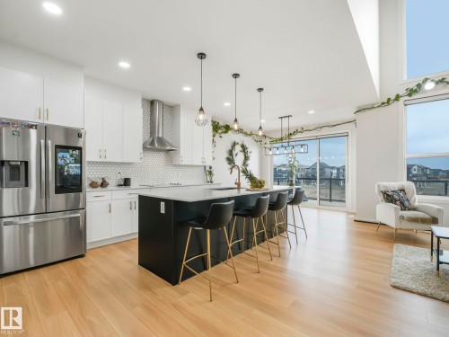 4324 Hawthorn Landing, Edmonton, AB - Indoor Photo Showing Kitchen With Upgraded Kitchen