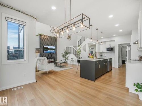4324 Hawthorn Landing, Edmonton, AB - Indoor Photo Showing Kitchen