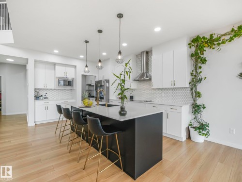 4324 Hawthorn Landing, Edmonton, AB - Indoor Photo Showing Kitchen With Upgraded Kitchen