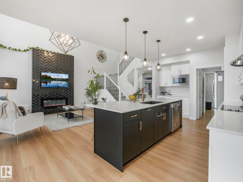 4324 Hawthorn Landing, Edmonton, AB - Indoor Photo Showing Kitchen With Upgraded Kitchen