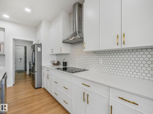 4324 Hawthorn Landing, Edmonton, AB - Indoor Photo Showing Kitchen With Upgraded Kitchen