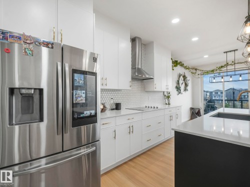 4324 Hawthorn Landing, Edmonton, AB - Indoor Photo Showing Kitchen With Upgraded Kitchen