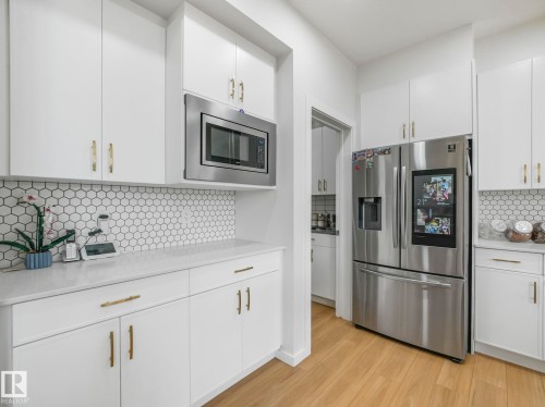 4324 Hawthorn Landing, Edmonton, AB - Indoor Photo Showing Kitchen With Upgraded Kitchen