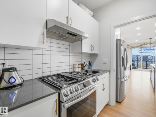 4324 Hawthorn Landing, Edmonton, AB - Indoor Photo Showing Kitchen With Upgraded Kitchen