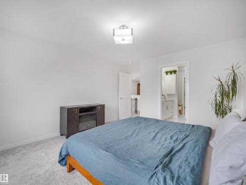 4324 Hawthorn Landing, Edmonton, AB - Indoor Photo Showing Bedroom