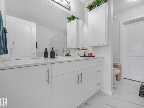 4324 Hawthorn Landing, Edmonton, AB - Indoor Photo Showing Bathroom