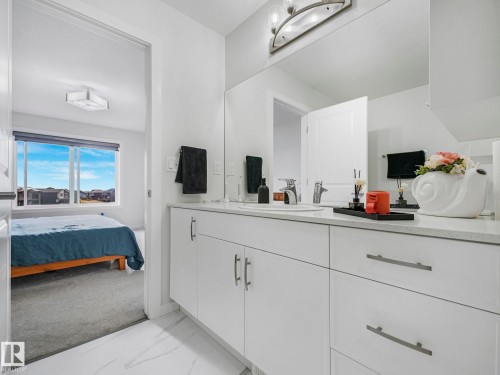 4324 Hawthorn Landing, Edmonton, AB - Indoor Photo Showing Bathroom