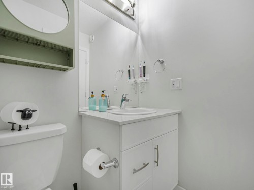 4324 Hawthorn Landing, Edmonton, AB - Indoor Photo Showing Bathroom