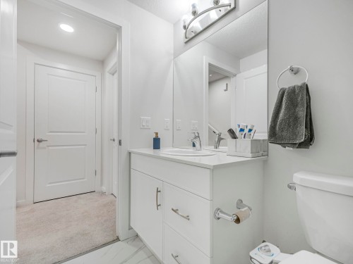 4324 Hawthorn Landing, Edmonton, AB - Indoor Photo Showing Bathroom
