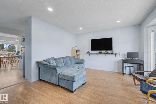 141 5 Aberdeen Way, Stony Plain, AB - Indoor Photo Showing Living Room