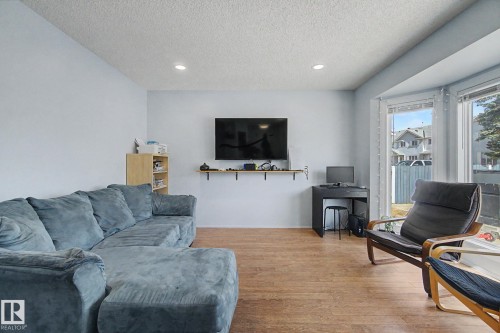 141 5 Aberdeen Way, Stony Plain, AB - Indoor Photo Showing Living Room