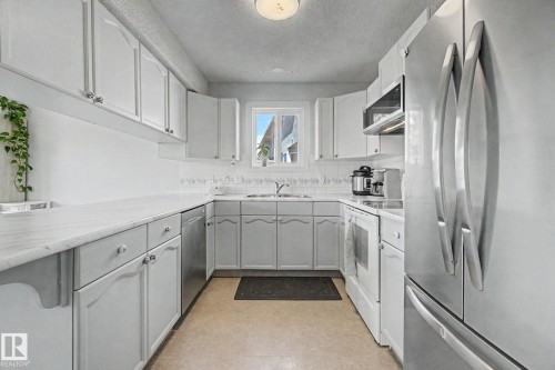 141 5 Aberdeen Way, Stony Plain, AB - Indoor Photo Showing Kitchen With Double Sink