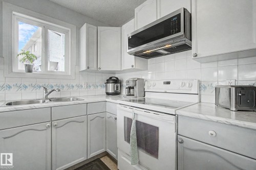 141 5 Aberdeen Way, Stony Plain, AB - Indoor Photo Showing Kitchen With Double Sink