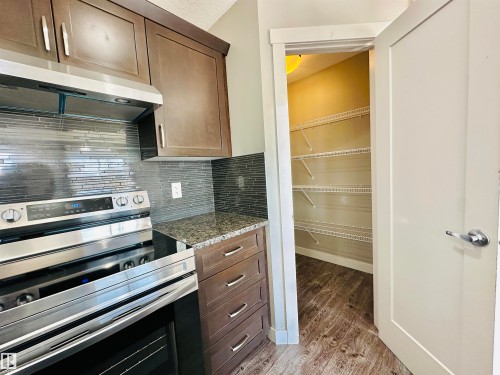 1655 Hammond Crescent, Edmonton, AB - Indoor Photo Showing Kitchen With Upgraded Kitchen