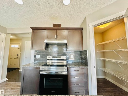 1655 Hammond Crescent, Edmonton, AB - Indoor Photo Showing Kitchen