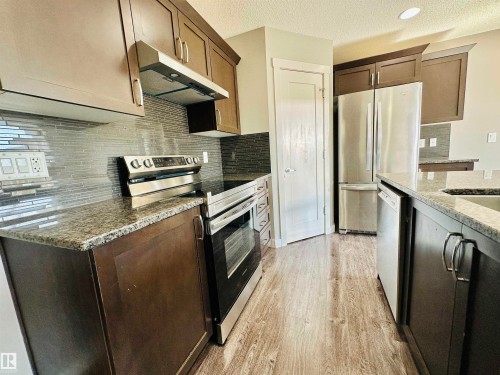 1655 Hammond Crescent, Edmonton, AB - Indoor Photo Showing Kitchen With Upgraded Kitchen