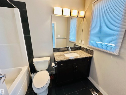 1655 Hammond Crescent, Edmonton, AB - Indoor Photo Showing Bathroom