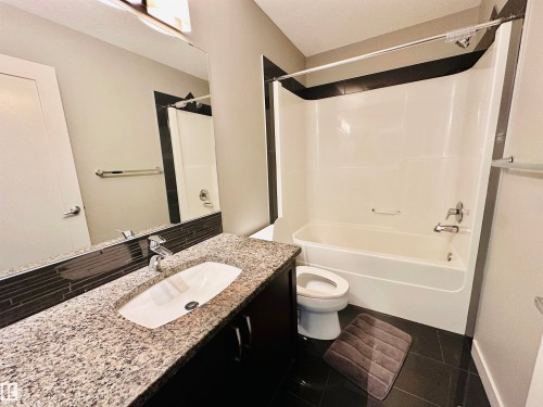 1655 Hammond Crescent, Edmonton, AB - Indoor Photo Showing Bathroom