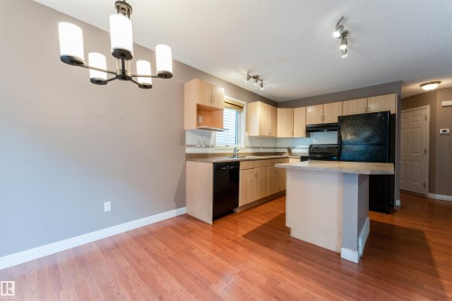 72 2021 Grantham Court, Edmonton, AB - Indoor Photo Showing Kitchen