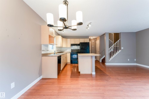 72 2021 Grantham Court, Edmonton, AB - Indoor Photo Showing Kitchen