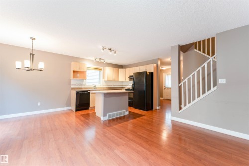 72 2021 Grantham Court, Edmonton, AB - Indoor Photo Showing Kitchen