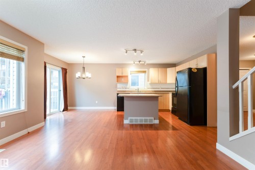 72 2021 Grantham Court, Edmonton, AB - Indoor Photo Showing Kitchen