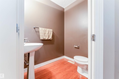 72 2021 Grantham Court, Edmonton, AB - Indoor Photo Showing Bathroom