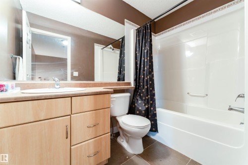 72 2021 Grantham Court, Edmonton, AB - Indoor Photo Showing Bathroom