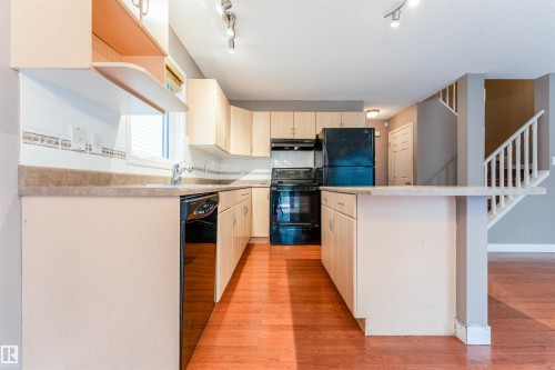 72 2021 Grantham Court, Edmonton, AB - Indoor Photo Showing Kitchen