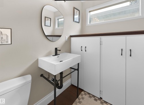8960 77 Avenue, Edmonton, AB - Indoor Photo Showing Bathroom