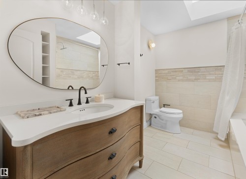 8960 77 Avenue, Edmonton, AB - Indoor Photo Showing Bathroom