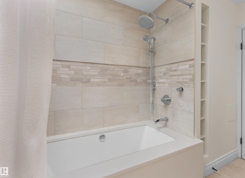 8960 77 Avenue, Edmonton, AB - Indoor Photo Showing Bathroom