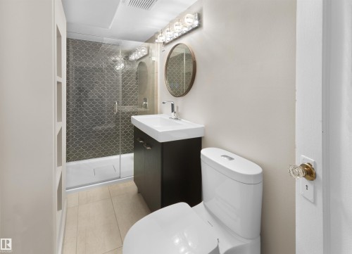 8960 77 Avenue, Edmonton, AB - Indoor Photo Showing Bathroom