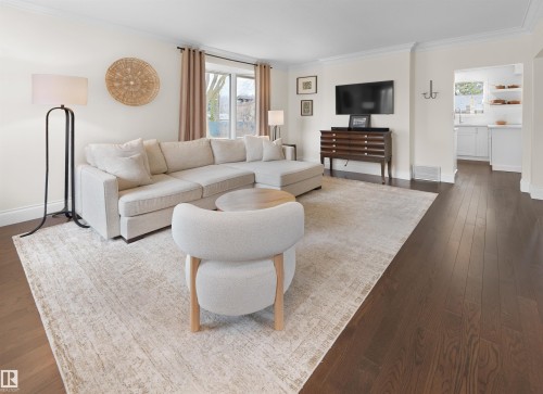 8960 77 Avenue, Edmonton, AB - Indoor Photo Showing Living Room