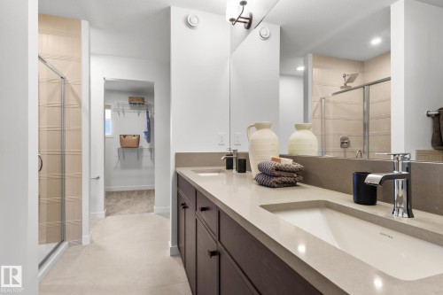 3195 Erlanger Way, Edmonton, AB - Indoor Photo Showing Bathroom