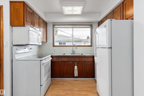 7123 Delwood Road, Edmonton, AB - Indoor Photo Showing Kitchen With Double Sink