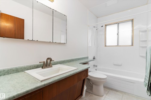 7123 Delwood Road, Edmonton, AB - Indoor Photo Showing Bathroom