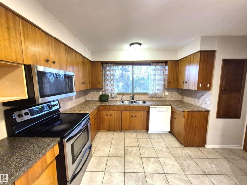 11440 44A Avenue, Edmonton, AB - Indoor Photo Showing Kitchen With Double Sink