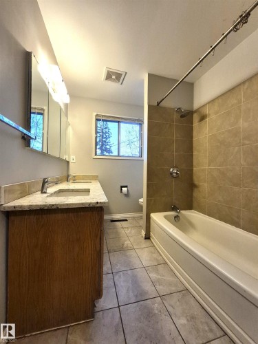 11440 44A Avenue, Edmonton, AB - Indoor Photo Showing Bathroom