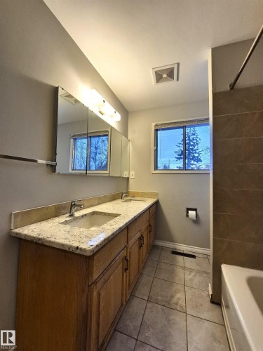 11440 44A Avenue, Edmonton, AB - Indoor Photo Showing Bathroom